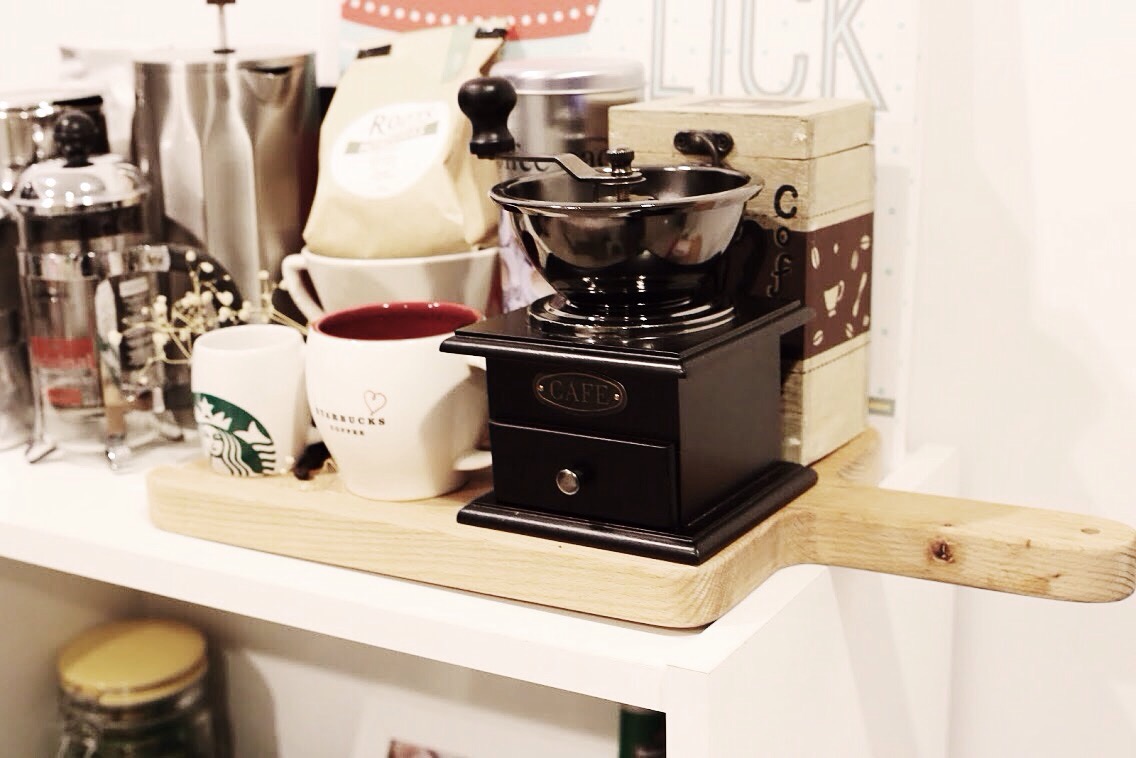 máy xay cà phê bằng tay và những chiếc bình moka đủ loại