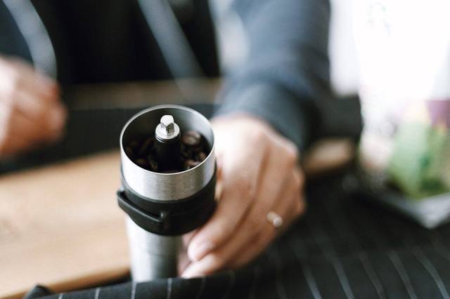 Lượng hạt cà phê cần cho vào vừa đủ với khay chứa của Porlex