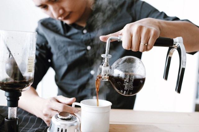 Rót cà phê ra cốc và thưởng thức - Processed with VSCOcam with j2 preset