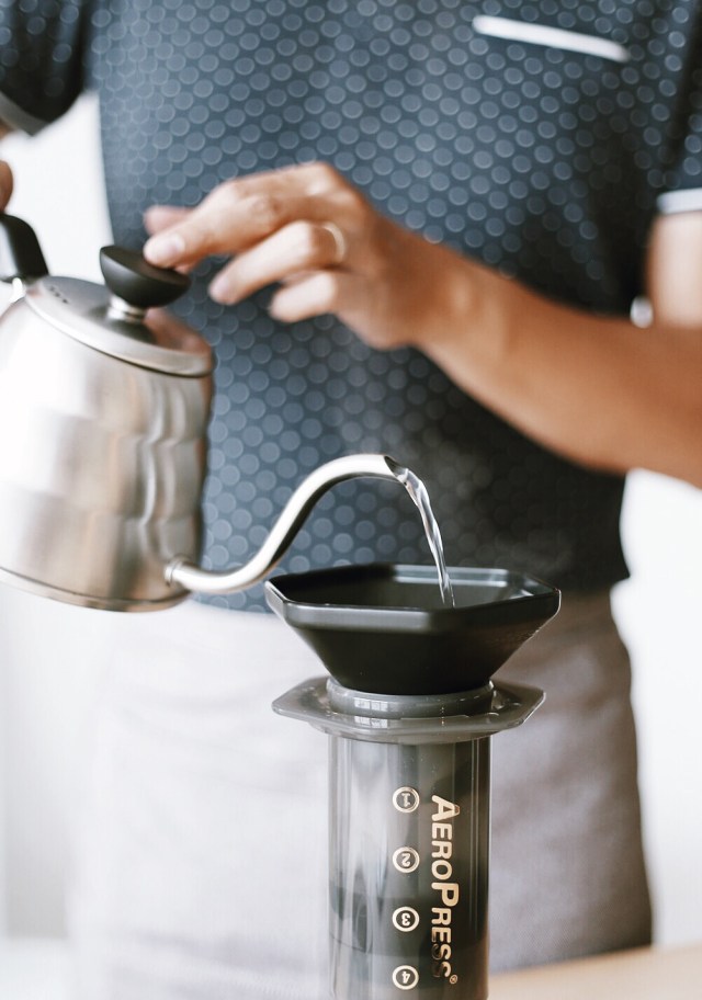 Rót một lượng nước 50-60ml và chờ trong 30 giây cho cà phê nở ra.