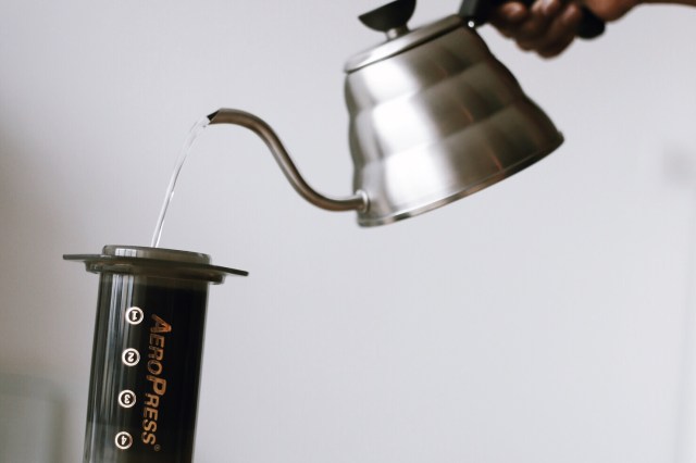 Rót nước liên tục trong khoảng 40-45 giây với lượng nước 200-250ml