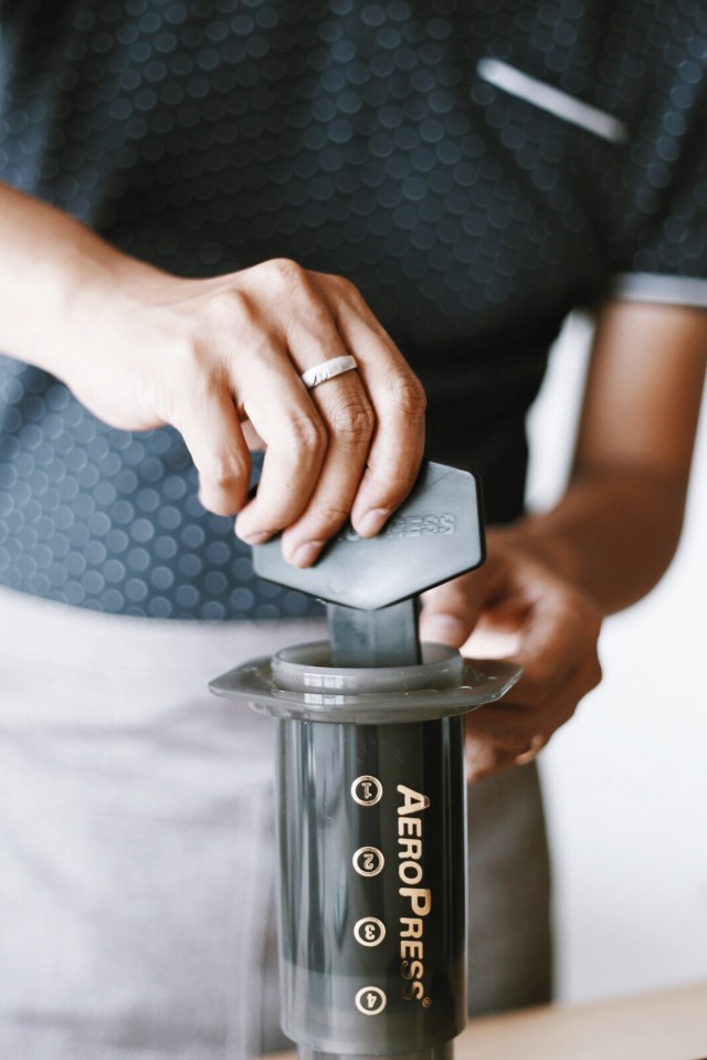 Dùng Stirrer khuấy đều cà phê và nước.