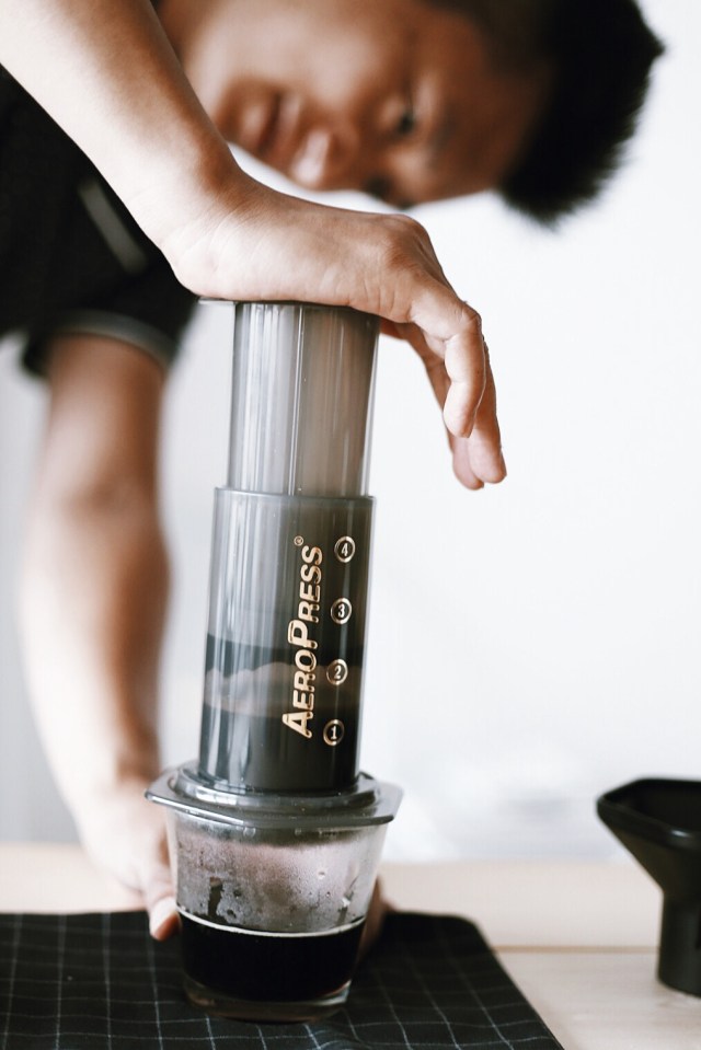 Dùng áp lực từ đôi tay từ từ ấn Plunger xuống đáy của Chamber, đẩy cà phê đi qua màng lọc.