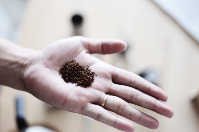 Cà phê được xay thô bằng thiết bị xay thủ công. Ảnh: Justiamo.