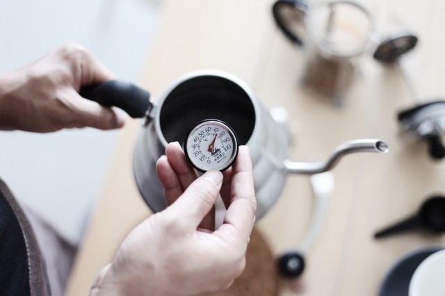 Đo nhiệt độ nước. Nhiệt độ phù hợp là 70-80 độ C. Processed with VSCO with se3 preset