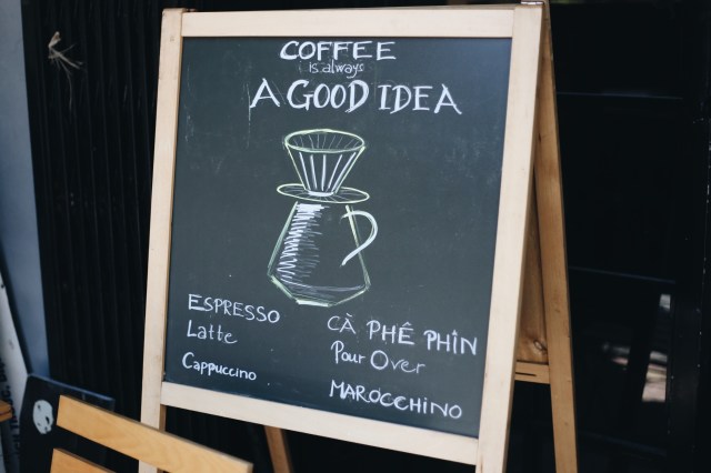 Một tấm bảng viết tay đặt ngoài cửa.