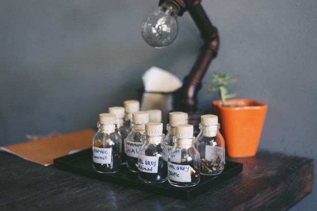 Những lọ trà nhỏ tại Kafe Ville.