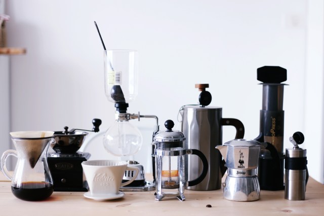 Các loại dụng cụ cà phê theo phong cách truyền thống và "slow brew" hiện có tại Seed to my soul. Ảnh: Justiamo.