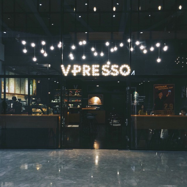 Bên ngoài sảnh quán Vpresso Hanoi Tower.