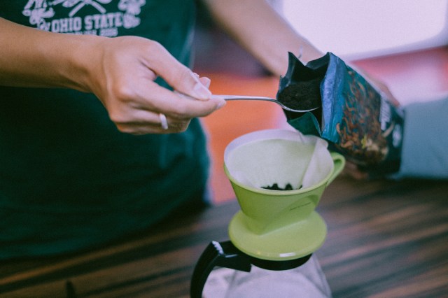 Cho cà phê vào V60