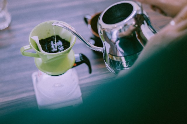 Pour cà phê vào sáng sớm tại Open Digital.