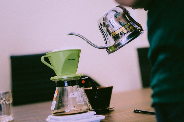 Khâu pha chế: pour over với bình chuyên dụng.