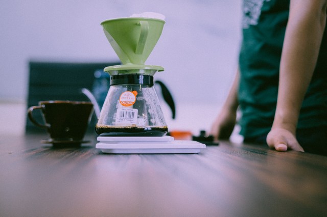 Chờ đợi 30-40 giây cho quá trình "blooming" của cà phê.