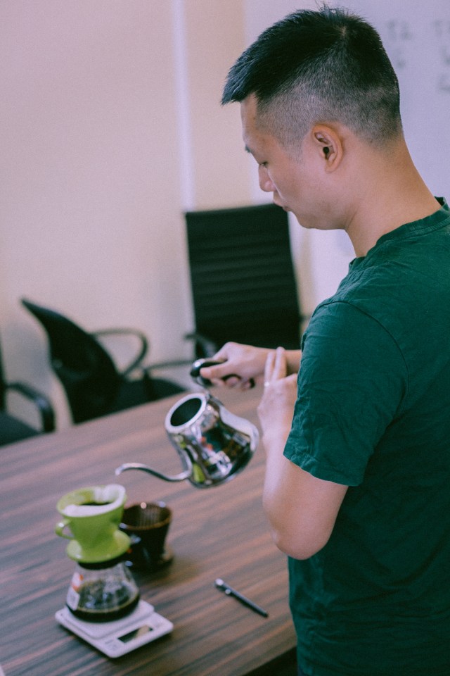 Pha chế cà phê trong phòng họp. 