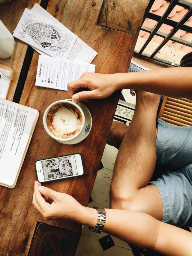 Thưởng thức cappuccino tại ban công tầng 2 của quán. 