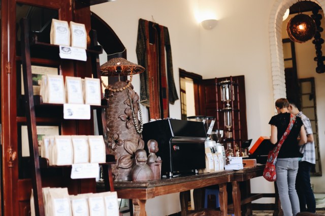 Sảnh tầng 1 của quán, nơi trưng bày sản phẩm và khu vực pha chế.