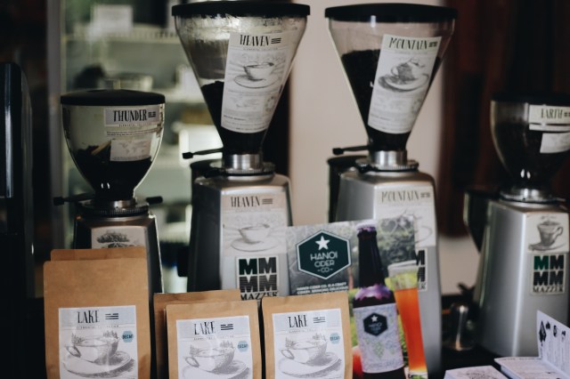 Bộ máy xay cà phê và sản phẩm LAKE blend. 