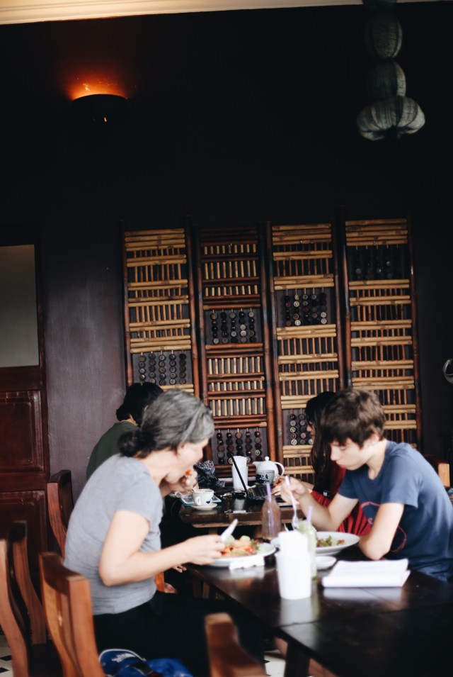 Khách nước ngoài ghé thăm quán khá đông.