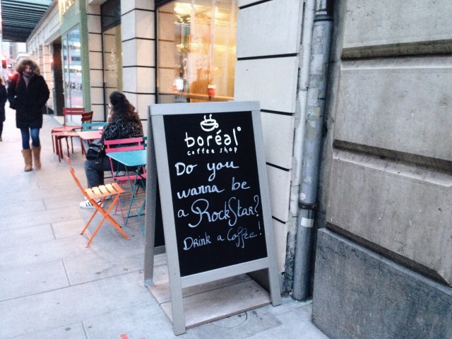 Bên ngoài quán vào 1 sáng mùa đông.