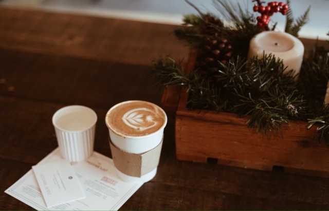 Cappuccino tại quán Plain Vanilla Bakery.