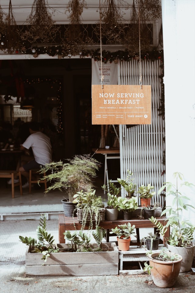 Biển thông báo phục vụ bữa sáng.