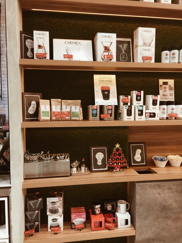 Kệ trưng bày sản phẩm của Jewel, bao gồm cả những sản phẩm cà phê hạt rang sẵn của họ. 